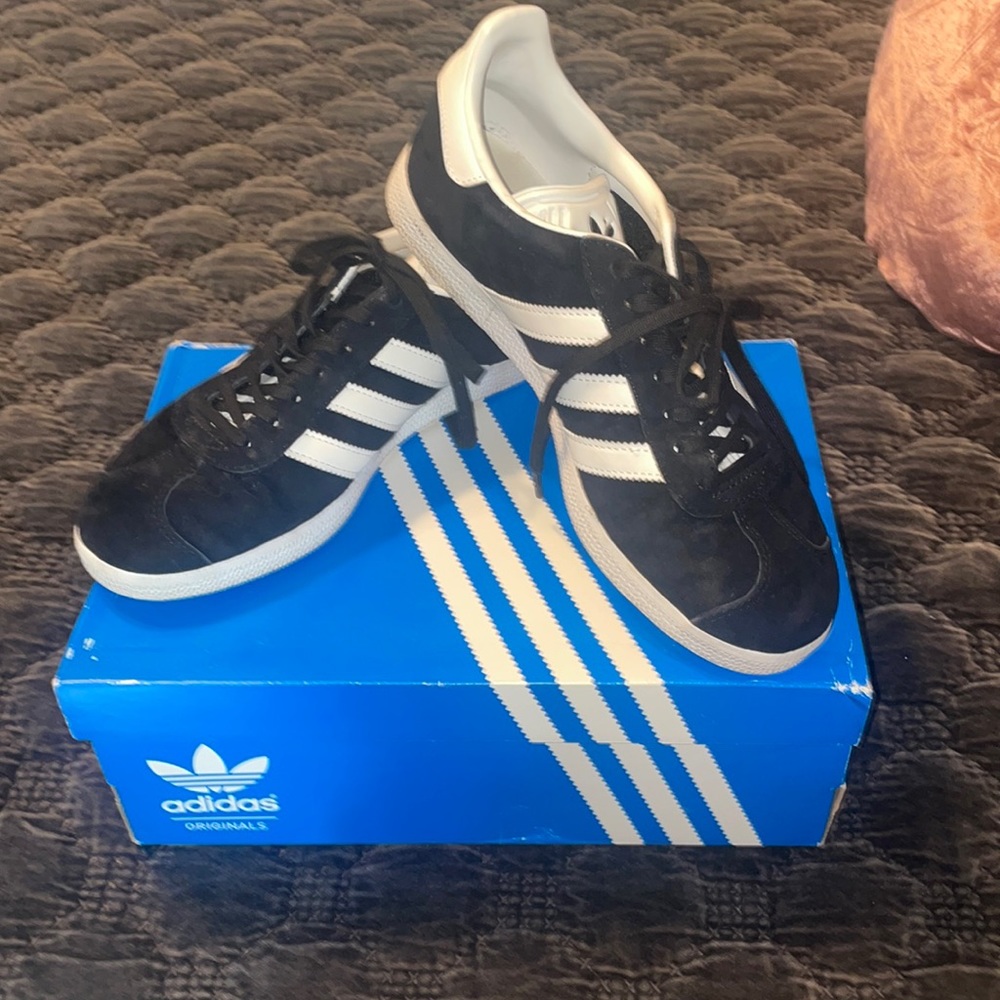 Adidas black and white racing tennis shoe🖤